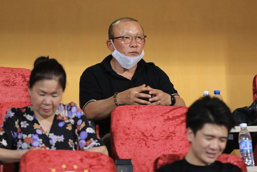 Ông Park đi tuyển quân ở Cúp quốc gia. Ảnh VPF