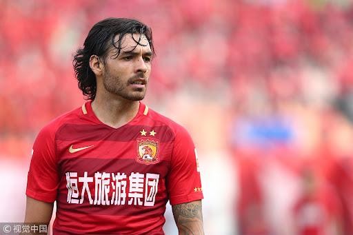 FIFA nới luật, không tính các trận đấu giao hữu nên Hiệp hội bóng đá Trung Quốc đã gấp rút bổ sung Ricardo Goulart ngay trước trận đấu với đội tuyển Việt Nam. Ảnh Daily China