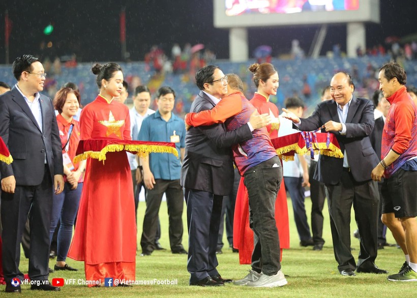 Lãnh đạo Đảng, nhà nước và người dân Việt Nam luôn đánh giá cao đóng góp của HLV Park Hang-seo. Ảnh VFF