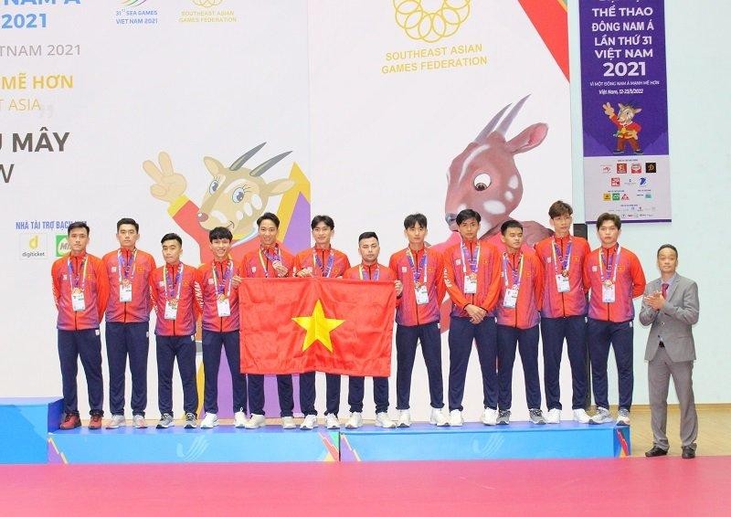 Lễ trao HCĐ môn Cầu mây nam. Ảnh TA