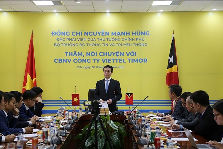 Bộ trưởng Bộ TT&TT Nguyễn Mạnh Hùng nói chuyện CBNV Công ty viễn thông Viettel Timor.