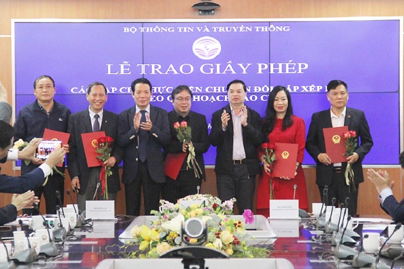 Thứ trưởng Bộ TT&TT trao giấy phép cho một số cơ quan báo chí. Thứ trưởng Bộ TT&TT trao giấy phép cho một số cơ quan báo chí.