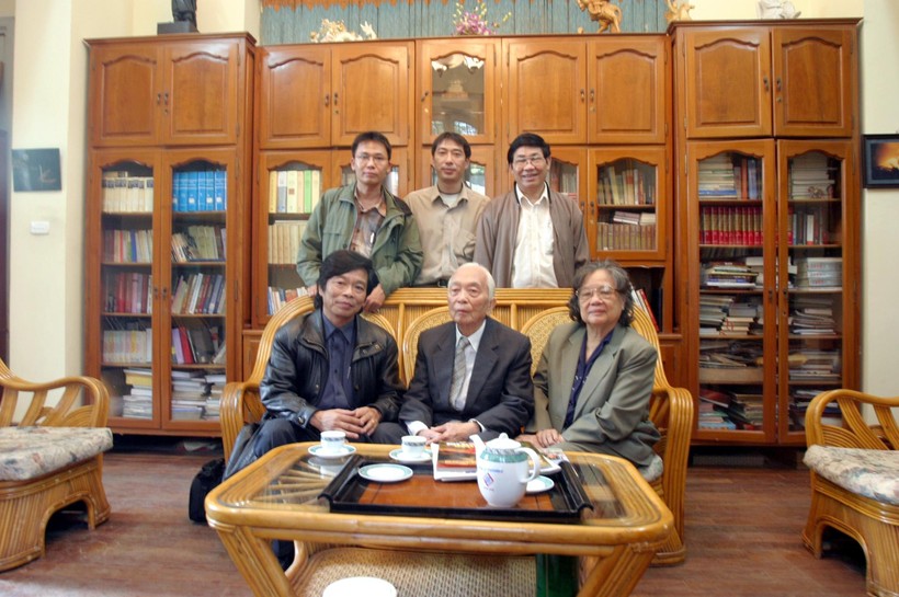 Tác giả và một số đồng nghiệp Báo Thanh Niên tại nhà đại tướng