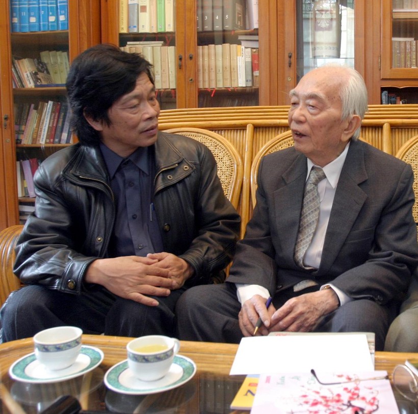 Nguyên thượng sĩ QĐND Việt Nam bên Đại tướng Tổng tư lệnh Võ Nguyên Giáp