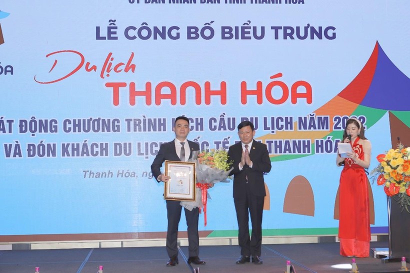 Hạ sĩ Nguyễn Huy Mẫn tác giả biểu trưng du lịch Thanh Hóa nhận giải thưởng Hạ sĩ Nguyễn Huy Mẫn tác giả biểu trưng du lịch Thanh Hóa nhận giải thưởng