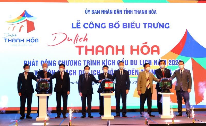 Các vị lãnh đạo nhấn nút khai trương Biểu trưng du lịch Thanh Hóa