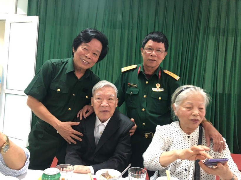 Tác giả cùng với vợ chồng Trung tướng, anh hùng Trần Hanh tại cuộc gặp mặt phi đội quyết thắng (28.4.2021) ném bom SB Tân Sơn Nhất ngày 28.4.1975