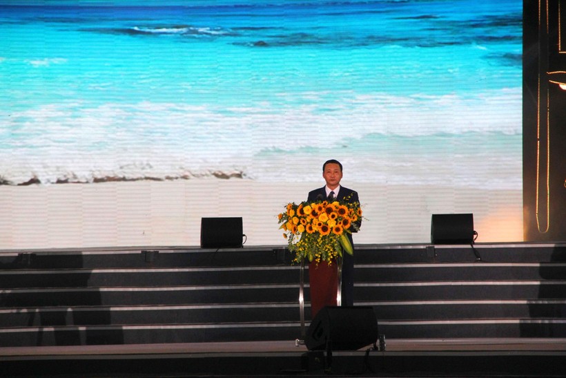 Chủ tịch UBND tỉnh Thanh Hóa Đỗ Minh Tuấn trình bày diễn văn buổi lễ Chủ tịch UBND tỉnh Thanh Hóa Đỗ Minh Tuấn trình bày diễn văn buổi lễ