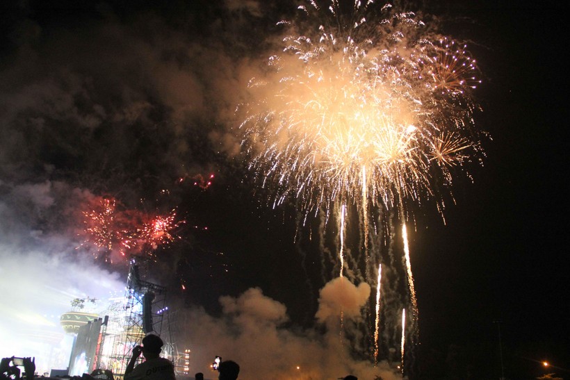 Màn pháo hoa rực rỡ bên bờ biển Sầm Sơn Màn pháo hoa rực rỡ bên bờ biển Sầm Sơn