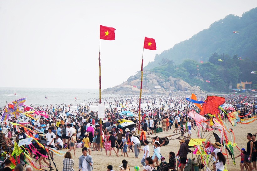 Bãi biển Sầm Sơn chiều muộn ngày 23.4 Bãi biển Sầm Sơn chiều muộn ngày 23.4