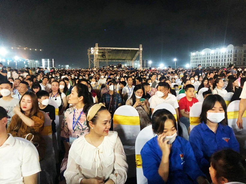 Cả vạn người dự lễ ken dày trên Quảng trường biển Sầm Sơn Cả vạn người dự lễ ken dày trên Quảng trường biển Sầm Sơn