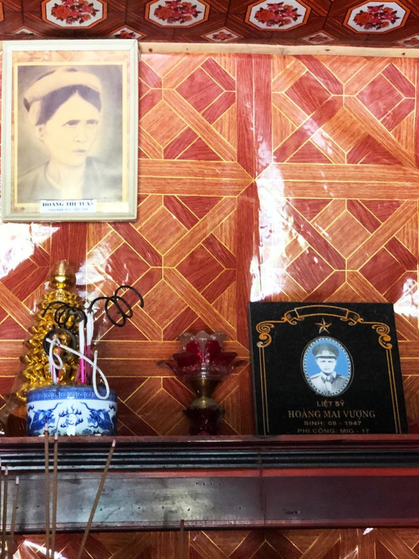 Bàn thờ gia tiên nơi có di ảnh Anh hùng liệt sĩ Hoàng Mai Vượng Bàn thờ gia tiên nơi có di ảnh Anh hùng liệt sĩ Hoàng Mai Vượng