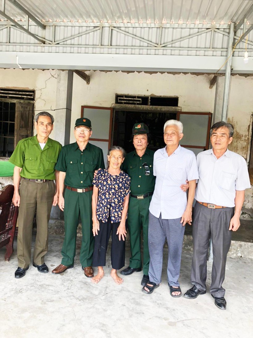 Bà Cao Thị Bối - người chị dâu hiện đang chăm sóc hương khói cho Anh hùng liệt sĩ Hoàng Mai Vượng - cùng với cựu binh 631 trước ngôi nhà của bà Bà Cao Thị Bối - người chị dâu hiện đang chăm sóc hương khói cho Anh hùng liệt sĩ Hoàng Mai Vượng - cùng với cựu binh 631 trước ngôi nhà của bà