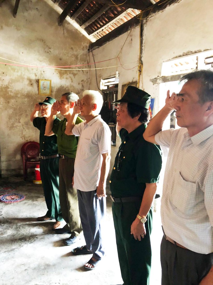 Tiểu đoàn phó Hoàng Uy (giữa) và cựu binh Tiểu đoàn 631 thắp hương tưởng niệm Anh hùng liệt sĩ Hoàng Mai Vượng Tiểu đoàn phó Hoàng Uy (giữa) và cựu binh Tiểu đoàn 631 thắp hương tưởng niệm Anh hùng liệt sĩ Hoàng Mai Vượng