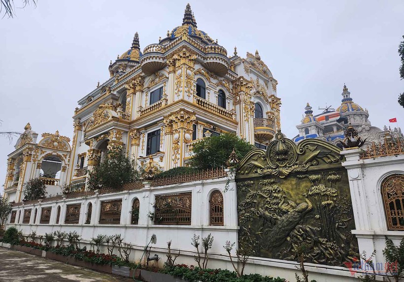 Toà lâu đài nằm ở thôn Bắc Trại, xã Vân Xuân, huyện Vĩnh Tường. Ảnh: Nhị Tiến 1-9391.jpg