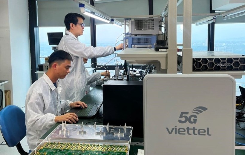 Các kỹ sư thử nghiệm các thiết bị 5G do Viettel nghiên cứu, sản xuất. viettel-1665.jpg