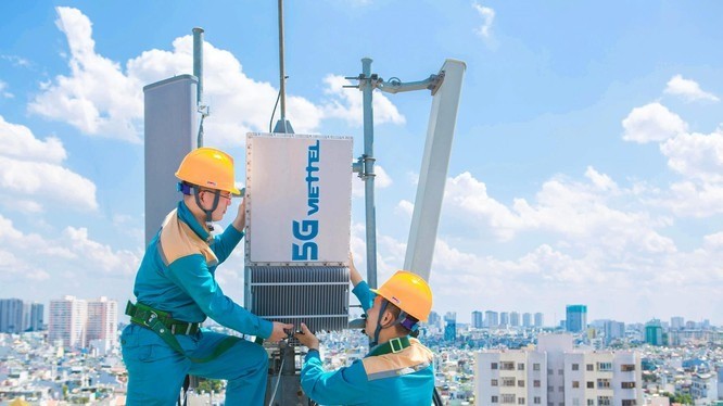 Từ giữa năm 2019, Viettel đã lắp đặt trạm 5G đầu tiên tại nóc nhà Trung tâm Viettel (quận Hoàn Kiếm, Hà Nội). Đây là một trong 3 trạm 5G sẽ được phát sóng thử nghiệm lần này. viettel-5g-6335.jpg