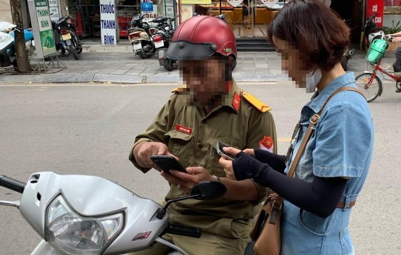 Tình trạng mua bán vàng tự phát ngay trên phố diễn ra khá nhiều những ngày gần đây. Ảnh: Tiến Anh 49030523-01a6-4845-b88b-445856c5.jpg