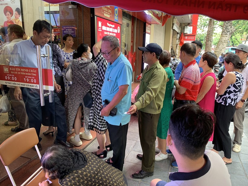 Khách hàng xếp hàng ghi số thứ tự để vào giao dịch. Ảnh: Tiến Anh gia-vang-1951.jpg