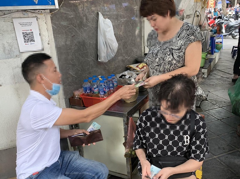 Quán nước thành nơi trao đổi, mua bán vàng. Ảnh: Tiến Anh mua-vang-2-2052.jpg