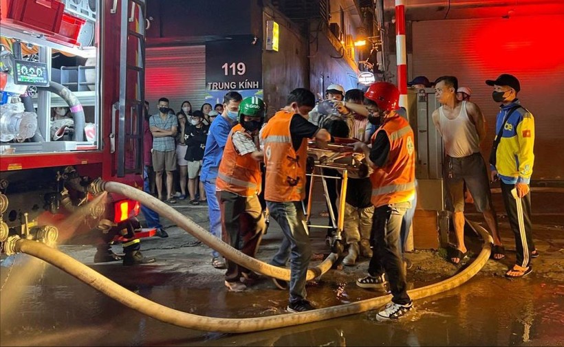Lực lượng cứu hộ cứu nạn đưa nạn nhân rời hiện trường. Ảnh: Vietnamnet. chay-tran_duy_hung.jpg