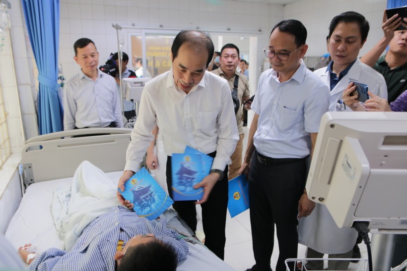 Lãnh đạo Sở Y tế Hà Nội đến thăm các nạn nhân điều trị tại Bệnh viện GTVT. z5470743906932_012a21e98b5f44d0c1b8d3ac01507a3c.jpg