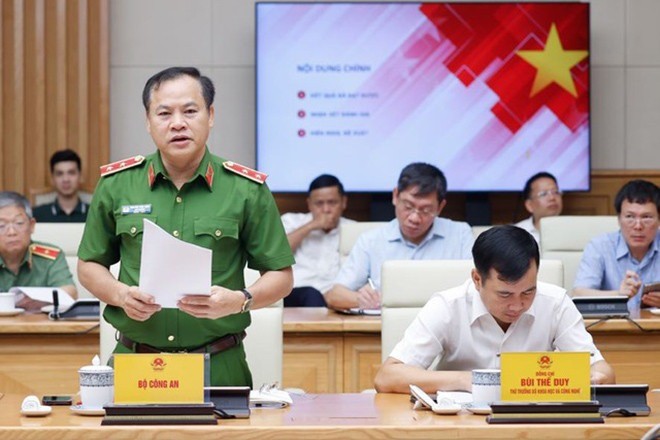 Trung tướng Nguyễn Văn Long trình bày báo cáo 1 năm triển khai Công văn số 452 giải quyết các "điểm nghẽn" về Đề án 06. Ảnh: VGP/Nhật Bắc img5481-1717983586681490530139-1.jpg