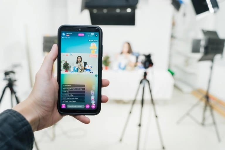 Hậu trường một buổi livestream. livestream-ban-hang-binh-duong-2.jpg