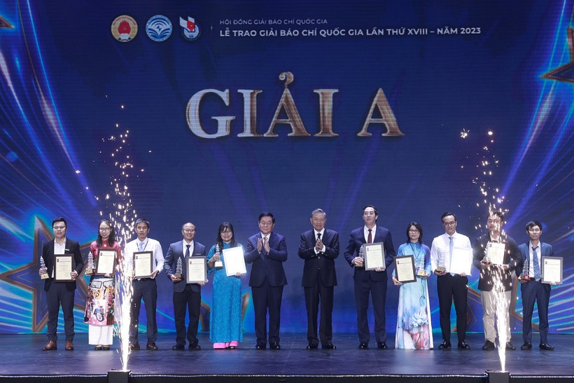 Chủ tịch nước Tô Lâm và Trưởng Ban Tuyên giáo Trung ương Nguyễn Trọng Nghĩa trao giải A cho đại diện các nhóm tác giả. Ảnh: Trọng Tùng 4.jpg