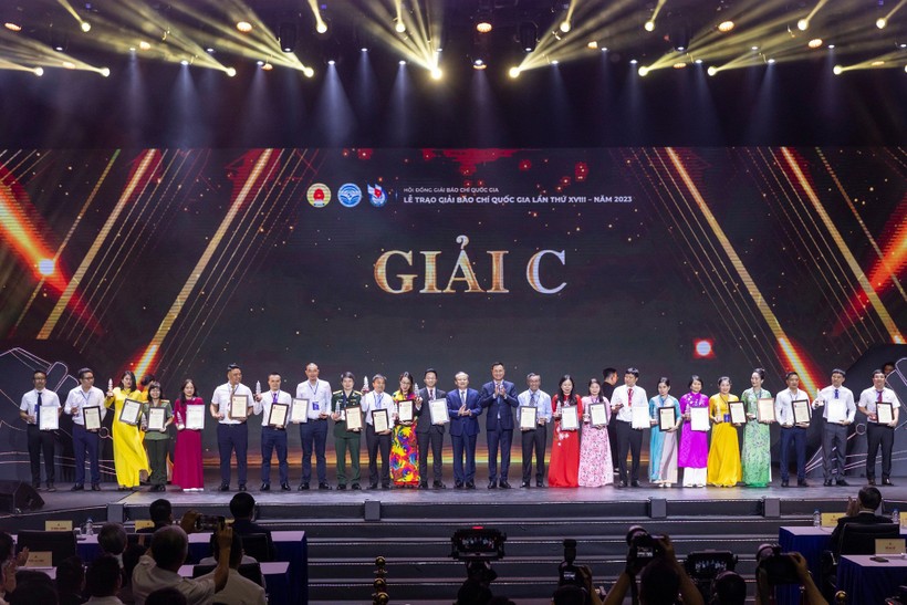 Đại diện một số nhóm tác giả nhận giải C. Ảnh: Trọng Tùng 5.jpg