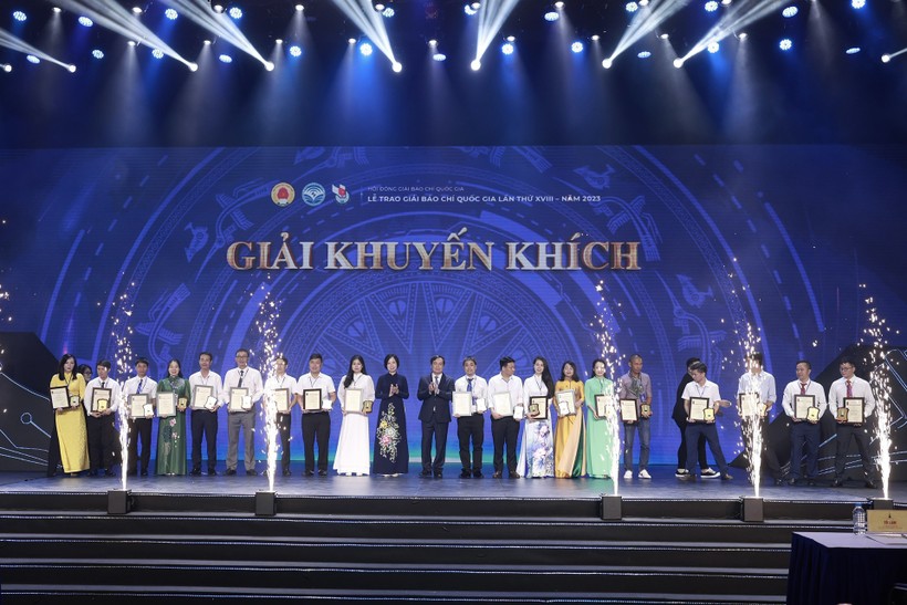 Các tác giả nhận giải khuyến khích. Ảnh: Trọng Tùng 6.jpg