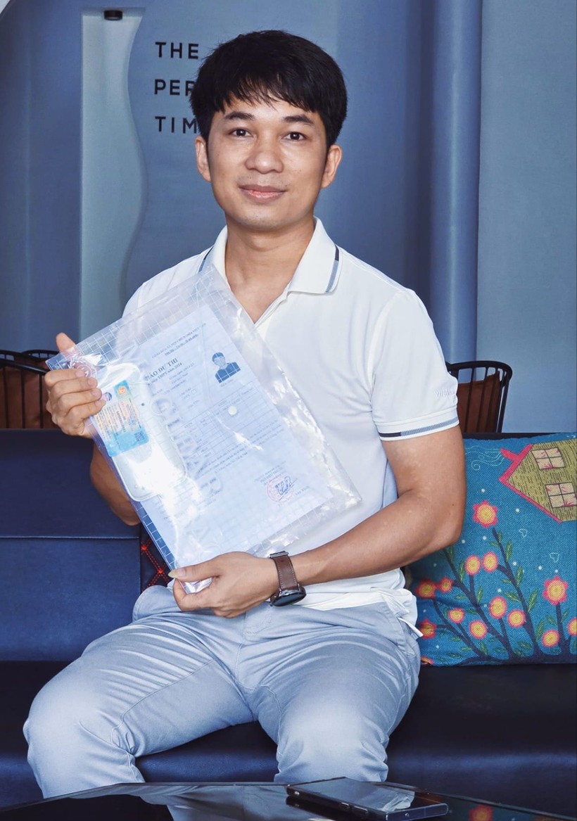 Anh Nguyễn Văn Mão mang theo giấy tờ tham dự kỳ thi tốt nghiệp THPT 2024. Ảnh: Facebook cá nhân 449131981_8966505170032528_6320620670231774261_n.jpg