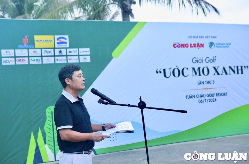 Ông Lê Trần Nguyên Huy, quyền Tổng Biên tập báo Nhà báo và Công luận, Trưởng Ban tổ chức Giải golf “Ước mơ xanh” phát biểu khai mạc Ông Lê Trần Nguyên Huy, quyền Tổng Biên tập báo Nhà báo và Công luận, Trưởng Ban tổ chức Giải golf “Ước mơ xanh” phát biểu khai mạc