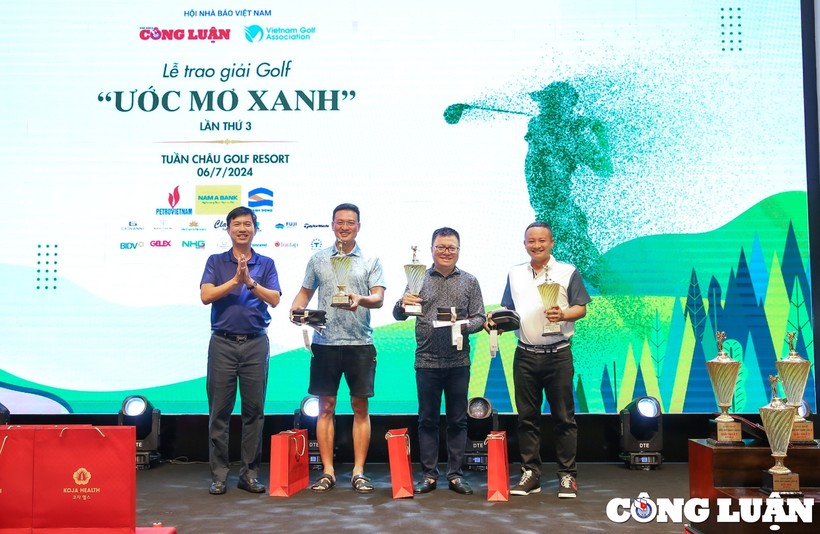 Ông Nguyễn Văn Cựu - Phó Chủ tịch Thường trực Hiệp hội Golf Việt Nam trao Giải Ba cho các golfer Ông Nguyễn Văn Cựu - Phó Chủ tịch Thường trực Hiệp hội Golf Việt Nam trao Giải Ba cho các golfer