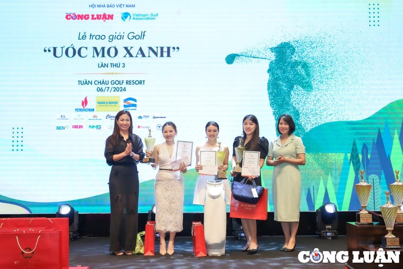 Bà Trần Lan Anh, Phó Tổng Biên tập báo Nhà báo và Công luận và bà Dương Thị Thúy, Chánh văn phòng Hiệp hội Golf Việt Nam, trao giải cho các nữ golfer Bà Trần Lan Anh, Phó Tổng Biên tập báo Nhà báo và Công luận và bà Dương Thị Thúy, Chánh văn phòng Hiệp hội Golf Việt Nam, trao giải cho các nữ golfer