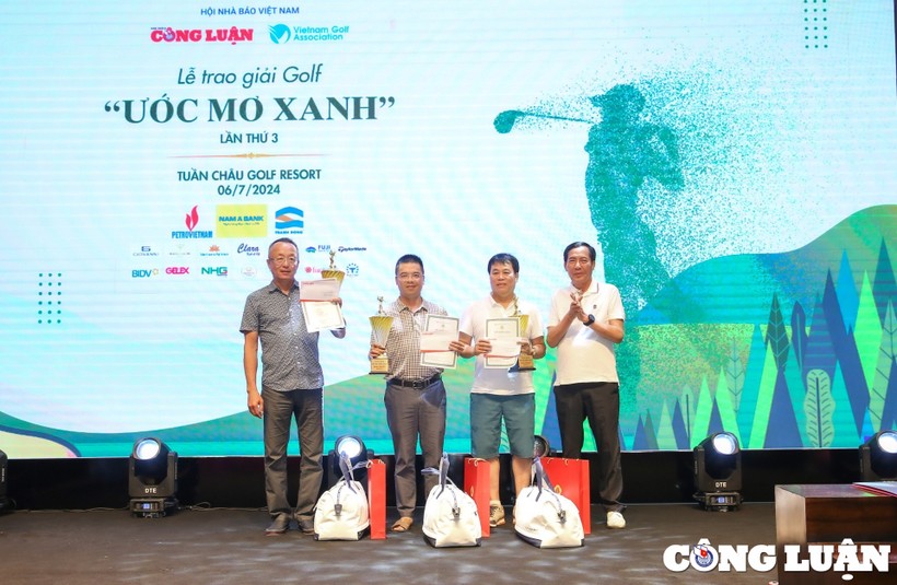 Ông Thuận Hữu - nguyên Ủy viên Trung ương Đảng, nguyên Tổng Biên tập báo Nhân Dân, nguyên Chủ tịch Hội Nhà báo Việt Nam, trao giải Nhất cho các golfer Ông Thuận Hữu - nguyên Ủy viên Trung ương Đảng, nguyên Tổng Biên tập báo Nhân Dân, nguyên Chủ tịch Hội Nhà báo Việt Nam, trao giải Nhất cho các golfer
