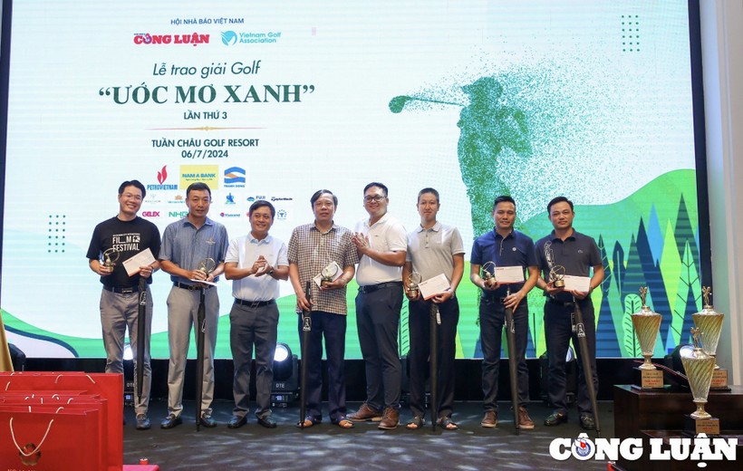Ông Lê Trần Nguyên Huy, quyền Tổng Biên tập báo Nhà báo và Công luận cùng ông Vũ Nguyên, Tổng Thư ký Hiệp hội Golf Việt Nam trao các giải Kỹ thuật cho các golfer Ông Lê Trần Nguyên Huy, quyền Tổng Biên tập báo Nhà báo và Công luận cùng ông Vũ Nguyên, Tổng Thư ký Hiệp hội Golf Việt Nam trao các giải Kỹ thuật cho các golfer