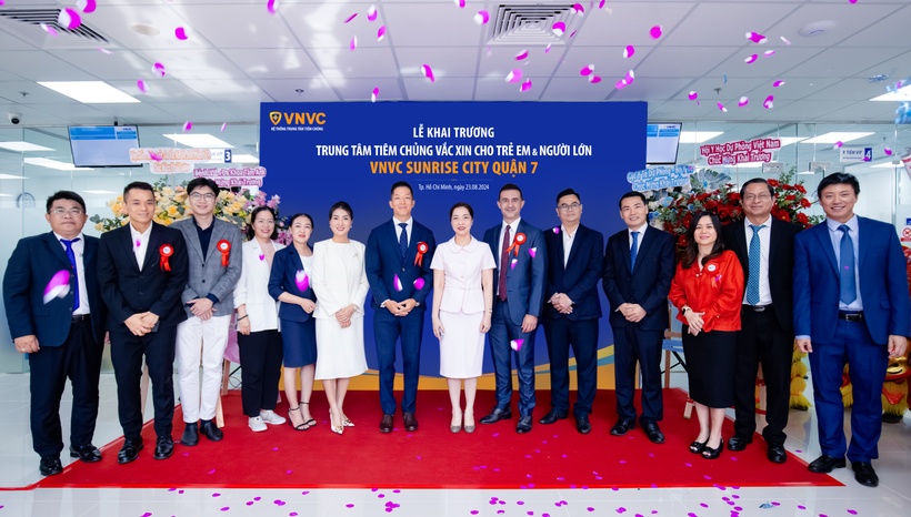 Đại diện lãnh đạo các hãng vắc xin và dược phẩm hàng đầu thế giới Sanofi, Abbott, Pfizer, MSD, Takeda... và các đối tác chiến lược của VNVC có mặt chúc mừng sự kiện khai trương VNVC Sunrise City Quận 7. Ảnh: Hoàng Chi Đại diện lãnh đạo các hãng vắc xin và dược phẩm hàng đầu thế giới như MSD, Sanofi, Pfizer, Abbott, Takeda, GSK... và các đối tác chiến lược của VNVC có mặt chúc mừng sự kiện khai trương VNVC Sunrise City Quận 7.png