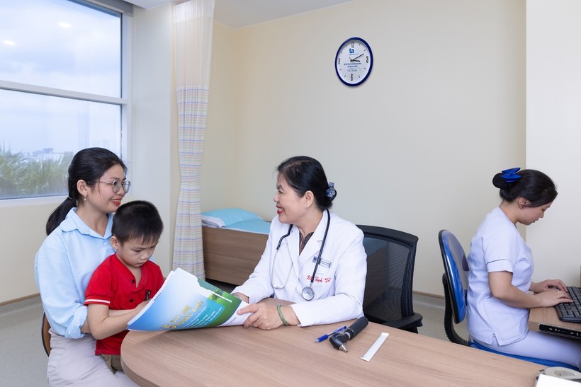Một trong những Khách hàng đầu tiên trải nghiệm dịch vụ khám, chữa bệnh của Hệ thống Phòng khám Đa khoa Tâm Anh Quận 7. Ảnh: Hoàng Chi Khai-truong-Phong-kham-Đa-khoa-Tam-Anh-Quan-7.jpg