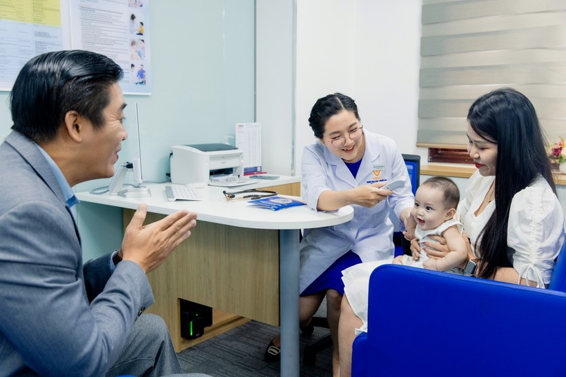 VNVC đóng góp quan trọng trong việc tìm kiếm các nguồn vắc xin chất lượng cao để chấm dứt tình trạng khan hiếm vắc xin, đặc biệt là các loại vắc xin quan trọng cho trẻ em như 6 trong 1, 5 trong 1, phế cầu khuẩn, Rotavirus… Ảnh: Hoàng Chi Tre-kham-sang-loc-truoc-tiem-vac-xin-tai-VNVC.jpg