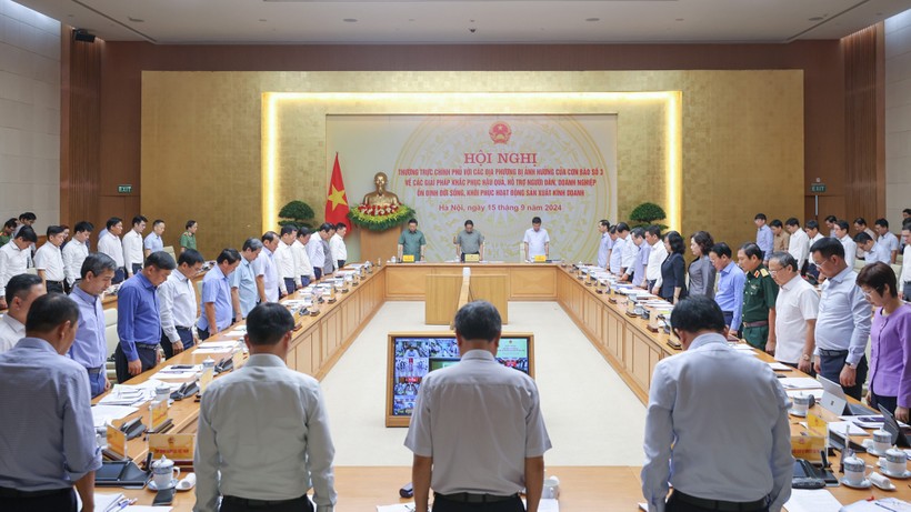 Các đại biểu dành phút mặc niệm tưởng nhớ các nạn nhân bị thiệt mạng do bão lũ - Ảnh: VGP/Nhật Bắc. img9412-1726364473747931987979-6.jpg