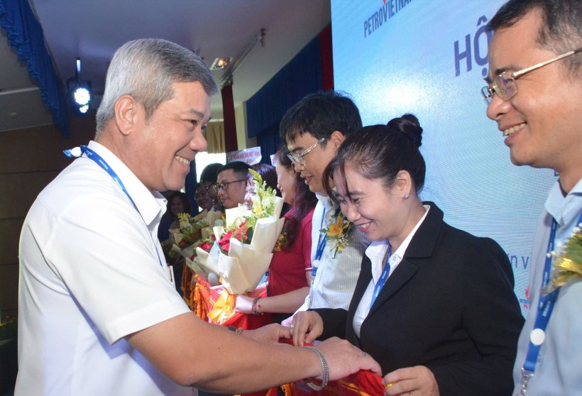 Ông Đỗ Chí Thanh, Phó Tổng Giám đốc Petrovietnam, tặng hoa và cờ cho đại diện các đơn vị tham gia hội thi hinh 2 (1).jpg