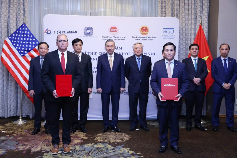 Ông Đinh Việt Phương, Tổng giám đốc Vietjet (hàng đầu, bên phải) và Ông Joseph Vitulli, Đại diện tập đoàn Honeywell (hàng đầu, bên trái) trao Thỏa thuận hợp tác trước sự chứng kiến của Tổng Bí thư, Chủ tịch nước Tô Lâm (giữa) nhân chuyến thăm và công tác tại Hoa Kỳ z5865175575821_8a1628ab65d0e24998dae6b0f8be47dd.jpg