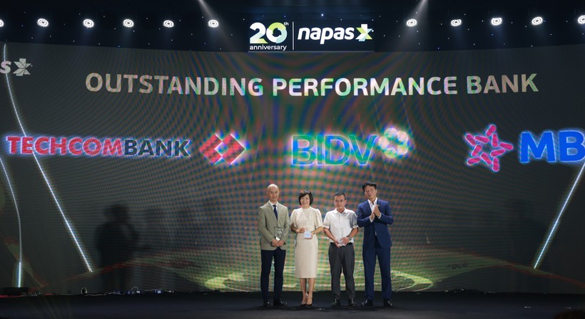 Đại diện Techcombank, MB, BIDV nhận giải NH tiêu biểu năm.JPG