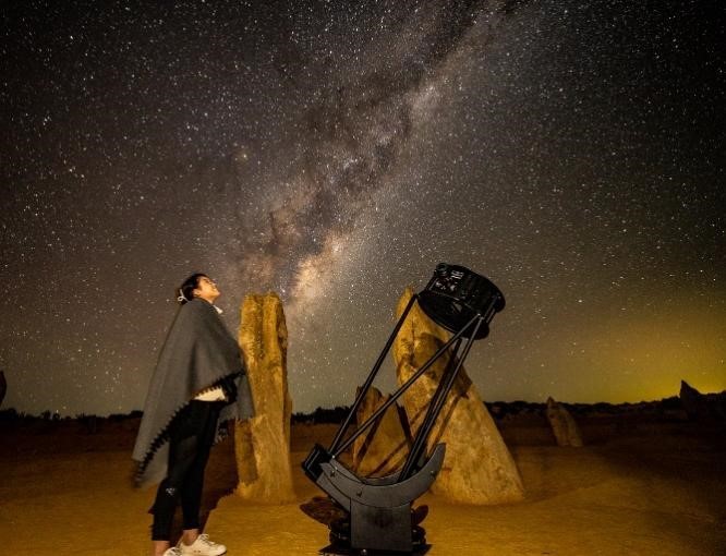 Hành trình trải nghiệm sa mạc Pinnacles bắt đầu khi hoàng hôn buông xuống đến đêm muộn. Ảnh: Lumineer Adventure Tours.