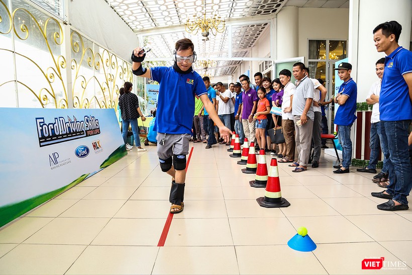 Các thành viên trải nghiệm bộ đồ mô phỏng tình trang say rượu.