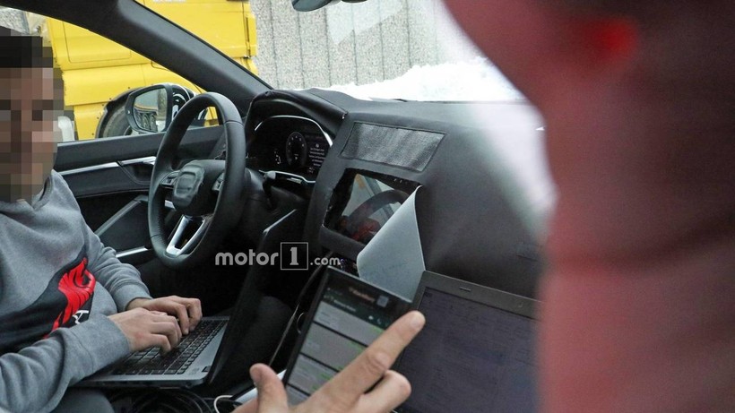 Hình ảnh chụp trộm nội thất của Audi Q3 thế hệ mới khi đang chạy thử (Ảnh: Motor1)