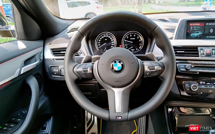 Do là phiên bản M Sport X nên X2 sở hữu bộ vô-lăng thể thao 3 chấu với logo M xuất hiện ở phía dưới.