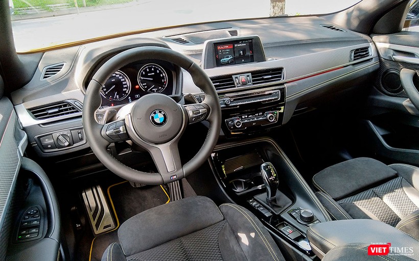 Khoang lái của BMW X2 được chia sẻ thiết kế với người em X1 nhưng được làm mới ở một chi tiết như cần số, cụm đồng hồ. Bên cạnh đó, X2 còn sở hữu hệ thống đèn viền nội thất có thể tự thay đổi 6 màu sắc khác nhau.