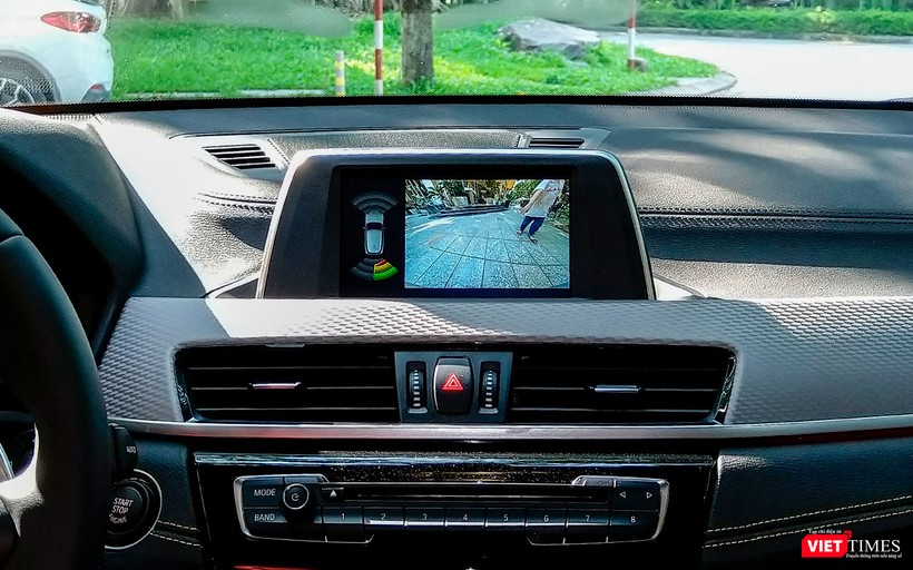 Hệ thống màn hình hiển thị màu có độ phân giải cao cho phép người sử dụng quan sát rõ ràng các chi tiết ở phía sau khi chuyển sang chế độ lùi.